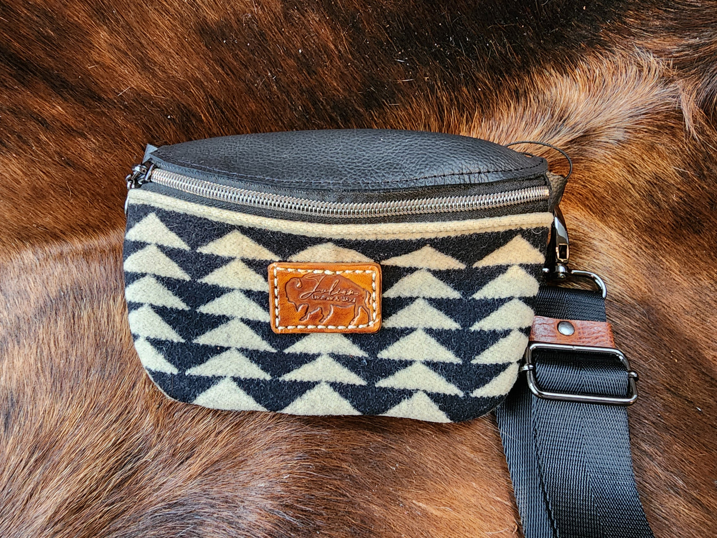 Walking Rock B/T Cross body