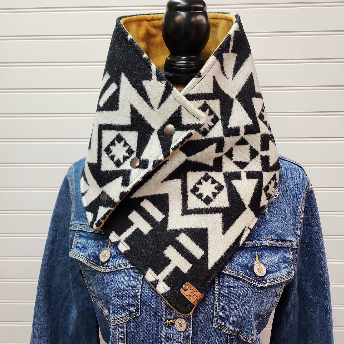 Condensed White NecKee