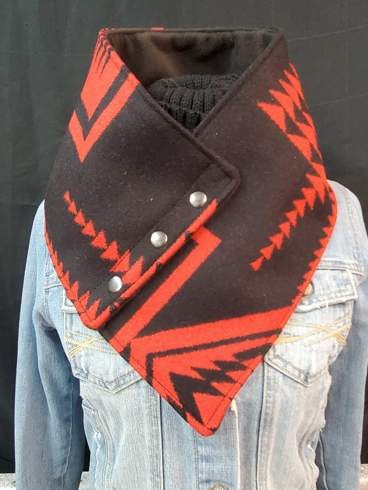 Walking Rock Red NecKee