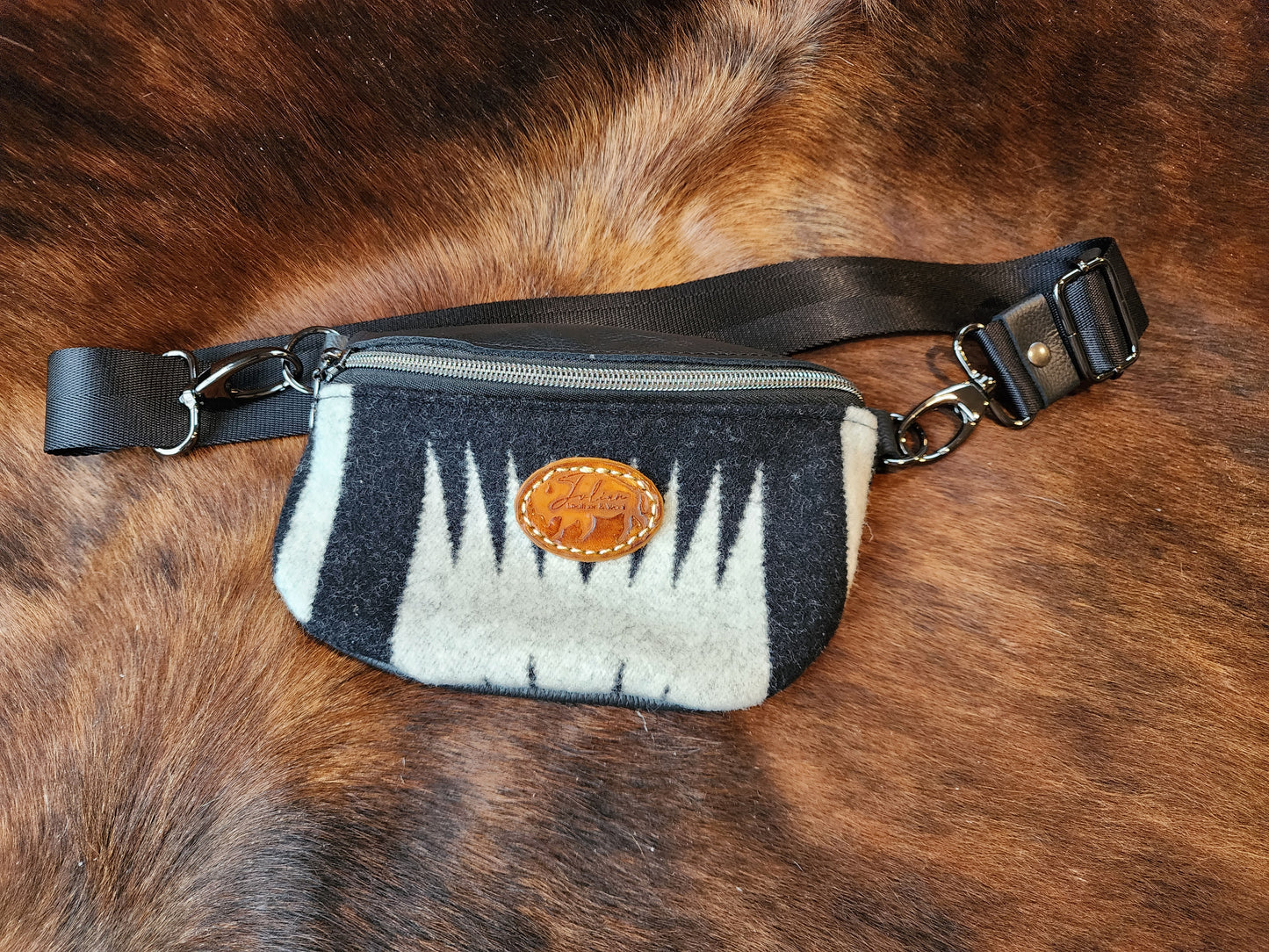 Walking Rock B/W Cross body