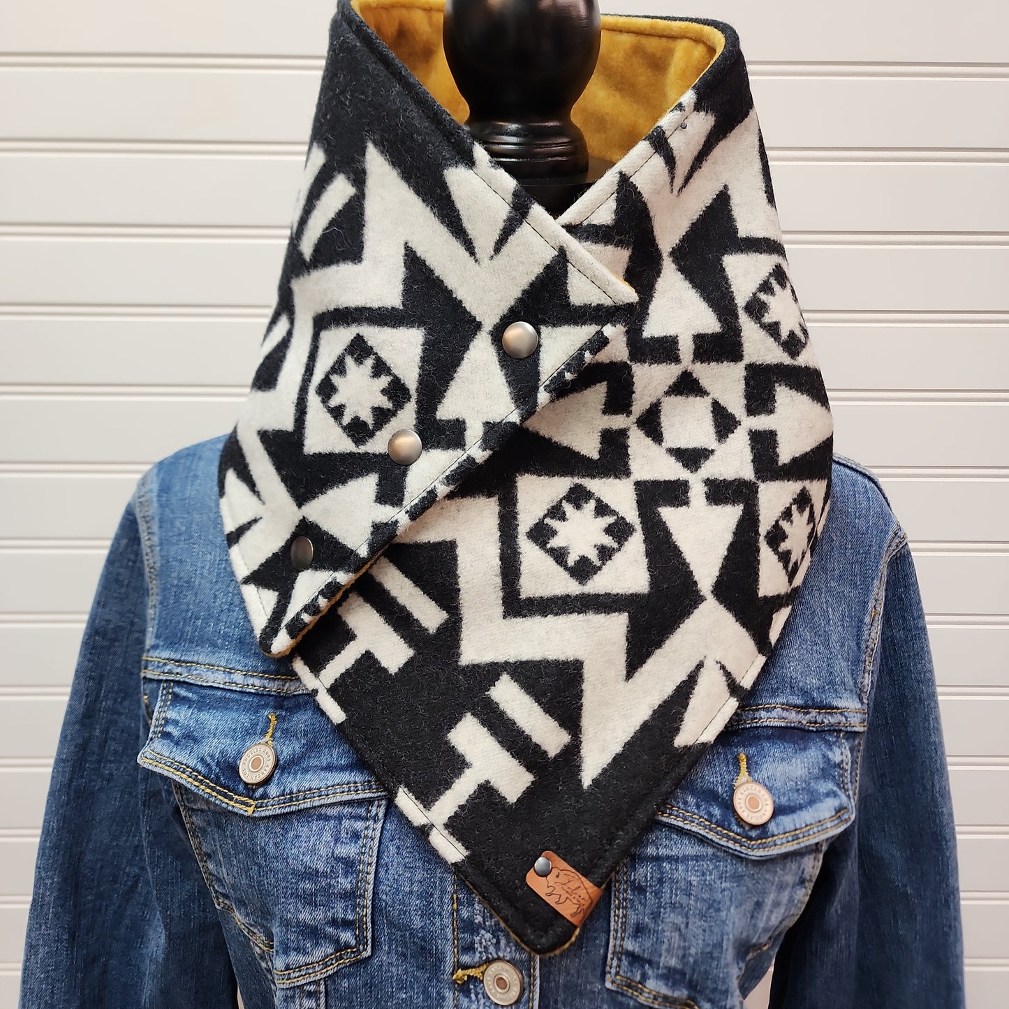 Condensed White NecKee