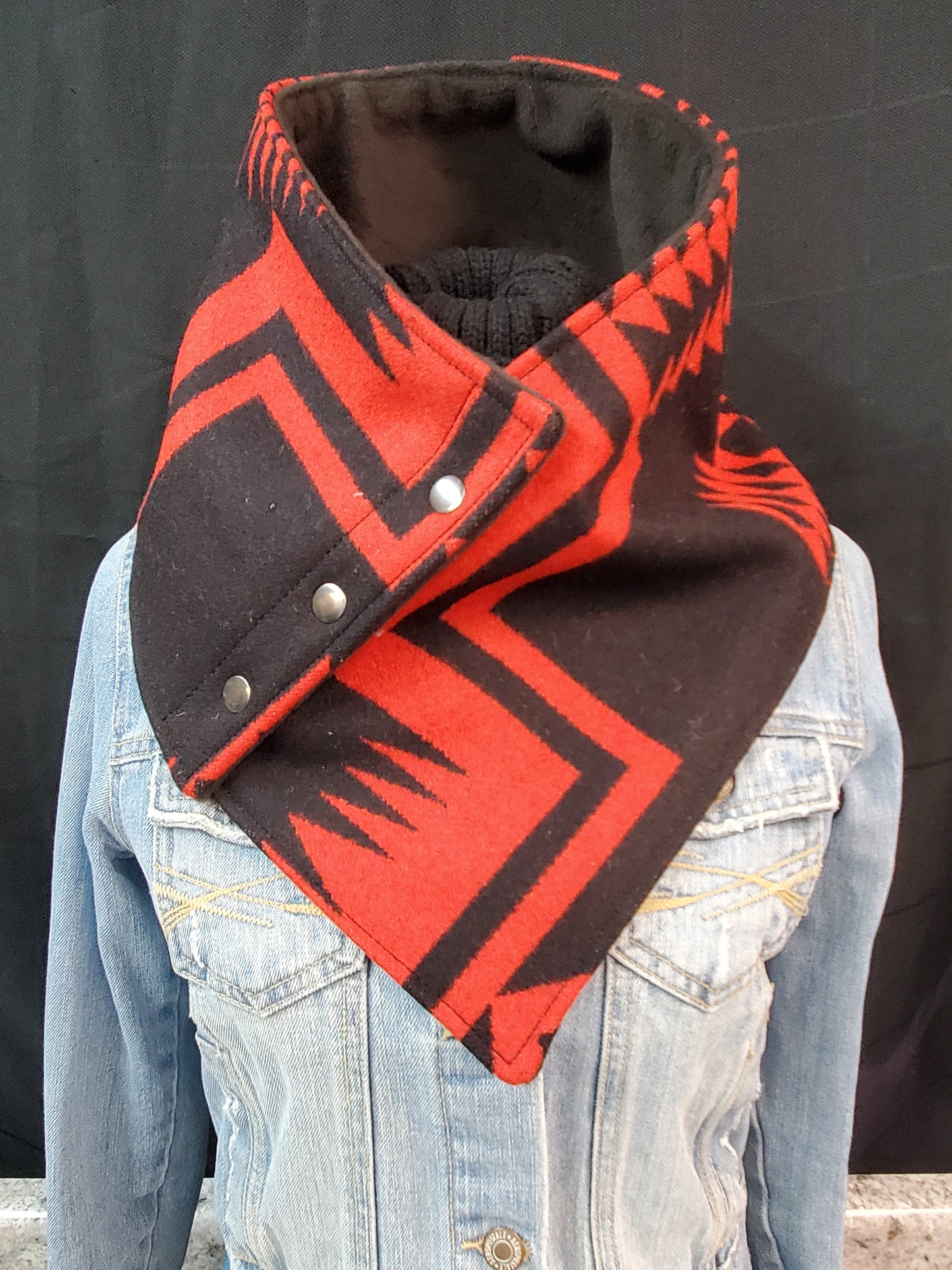 Walking Rock Red NecKee