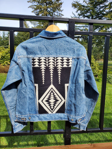 Medium Walking Rock Black & White